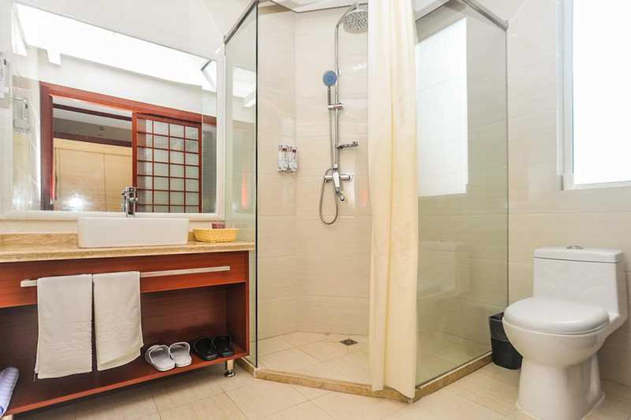Hua Qi Kaiserdom Hotel Zhongshan Road St Michael'S Cathedral And Zhanqiao Pier Qingdao Extérieur photo