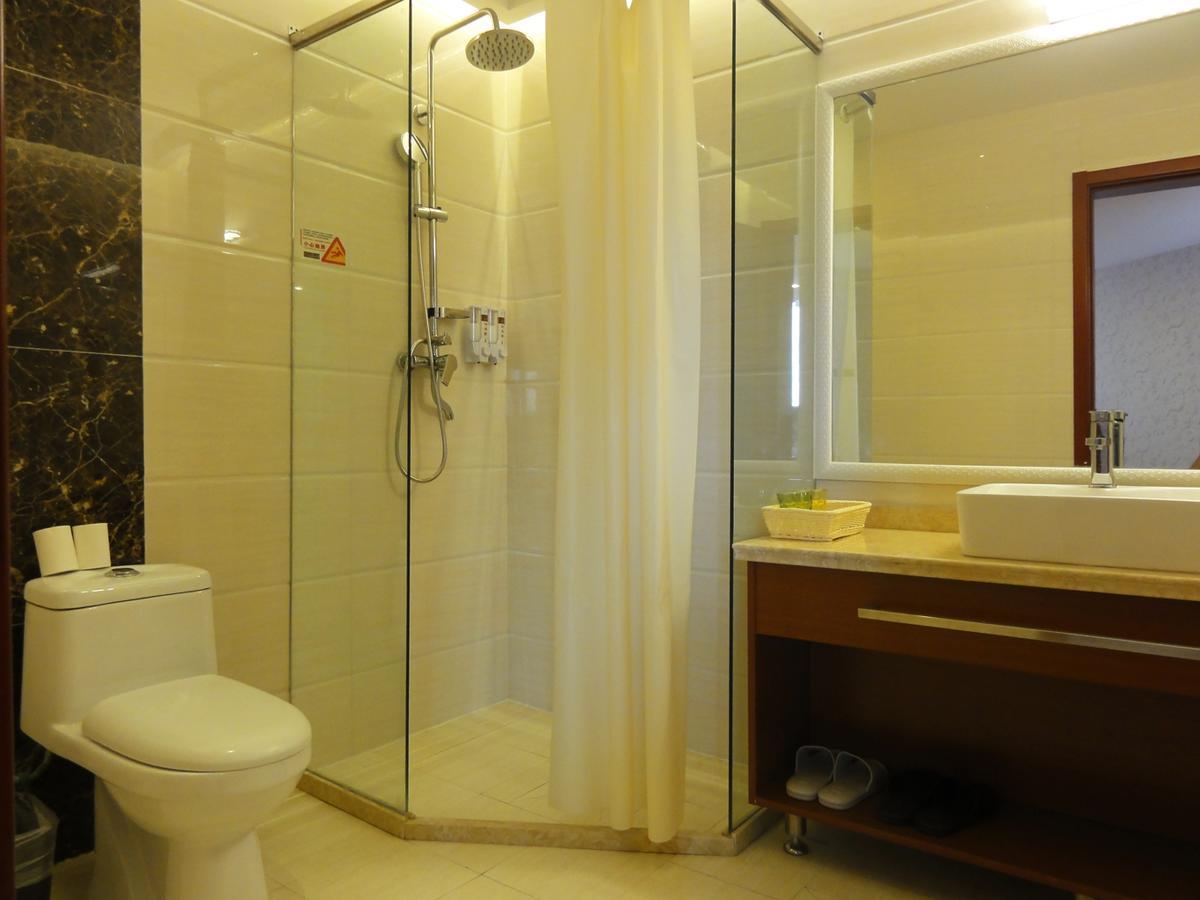 Hua Qi Kaiserdom Hotel Zhongshan Road St Michael'S Cathedral And Zhanqiao Pier Qingdao Extérieur photo